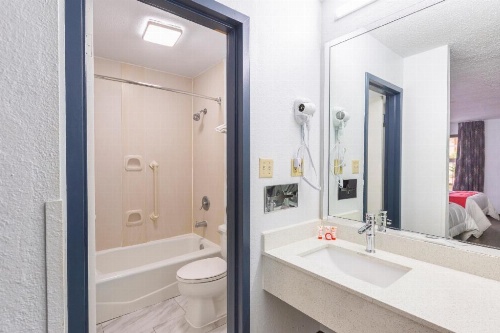 OYO Hotel Baton Rouge Mid City image 11