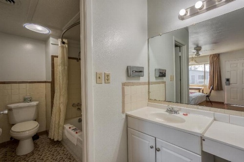 OYO Hotel Baton Rouge Mid City image 14