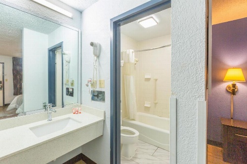 OYO Hotel Baton Rouge Mid City image 21