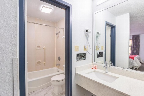 OYO Hotel Baton Rouge Mid City image 25
