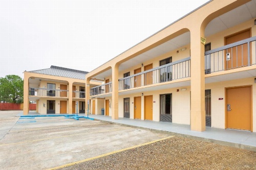 OYO Hotel Baton Rouge Mid City image 35