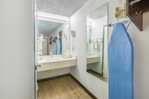 OYO Hotel Baton Rouge Mid City image 4